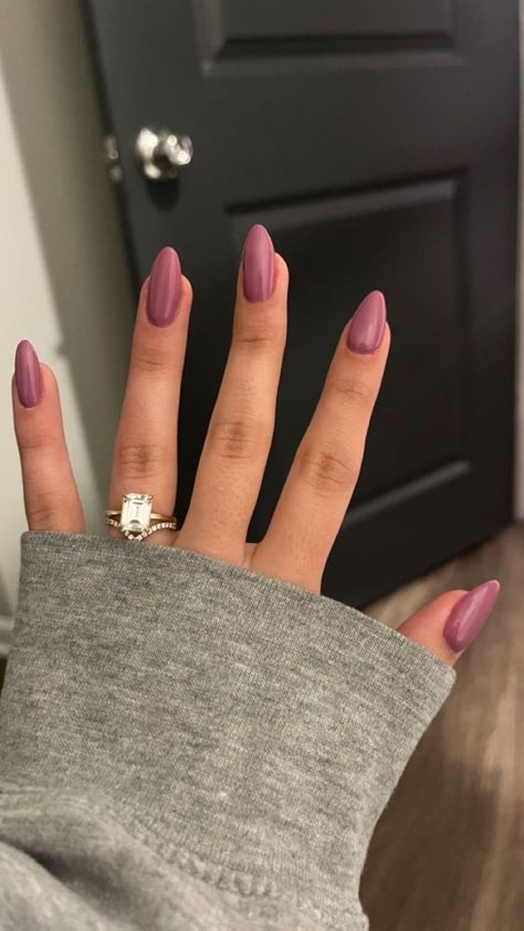 🍂 Nail Your Fall Look! 🍂 Get inspired with the top 25 nail colors for early fall 2024, featuring a beautiful mix of warm tones and earthy hues. From luxurious maroons and golden yellows to subtle taupes and forest greens, these colors will make your nails the highlight of your fall style. Whether you’re dressing up for a special occasion or keeping it casual, these trendy shades are perfect for any look. Save this pin for your next nail appointment and step into fall with a stunning manicure! 🌟💅 #FallNailTrends #2024NailColors #WarmTones #EarthyHues #NailInspo #AutumnBeauty Short Classy Nails, Old Money Nails, Sophisticated Nails, Money Nails, Natural Nails Manicure, Popular Nail Colors, Minimal Makeup Look, Fall Nail Trends, Smink Inspiration