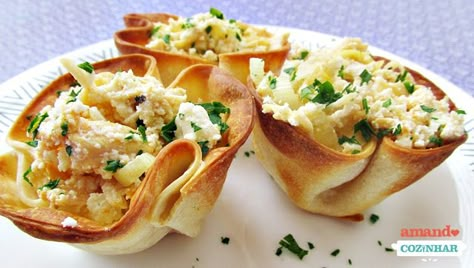 Cestinhas crocantes recheadas Chicken Salad Wontons, Rosemary Chicken Salad, Spicy Sriracha Chicken, Cold Sandwich Recipes, Lemon Basil Chicken, Greek Yogurt Chicken Salad, Yogurt Chicken Salad, Greek Yogurt Chicken, Meat Diet