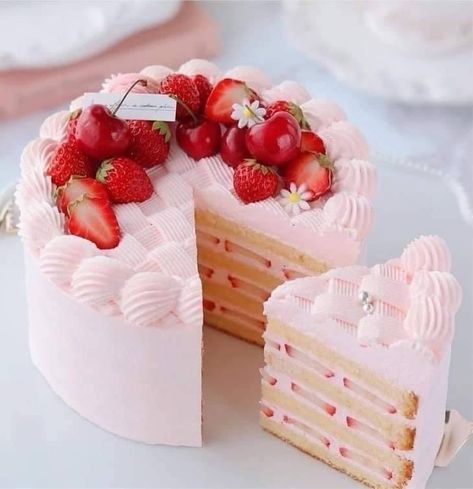 Cake Turntable, Strawberry Birthday Cake, Strawberry Cream Cakes, Strawberry Shortcake Cake, Cream Bag, Fruity Cake, Strawberry Shortcake Party, Pretty Dessert, Cake Decorating Designs