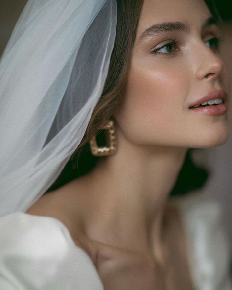 Editorial Wedding Makeup, Editorial Bridal Makeup, Bridal Studio Photoshoot, Bridal Makeup Photoshoot, Bridal Portraits Outdoor, Bridal Styled Shoot, Bride Photos Poses, Foto Wedding, Wedding Photoshoot Props