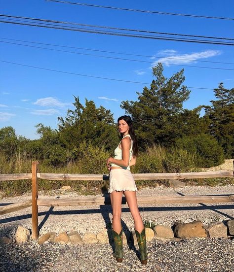 Desert Outfit Ideas, Green Cowboy Boots, Off White Outfit, Lake Outfit Summer, Western Glam, Joshua Tree California, Cowgirl Aesthetic, American Road Trip, Foto Poses