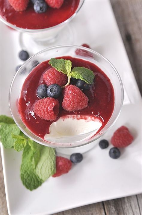 Swedish Cream with Raspberry Sauce...If you are a fan of Italian Panna Cotta you are going to love this Swedish version. It's pretty much heaven on a spoon!! Swedish Cream, Scandinavian Baking, Nordic Recipes, Recipe With Yogurt, Cream Desserts Recipes, Swedish Cuisine, Nordic Recipe, Swedish Food, Dessert Pie