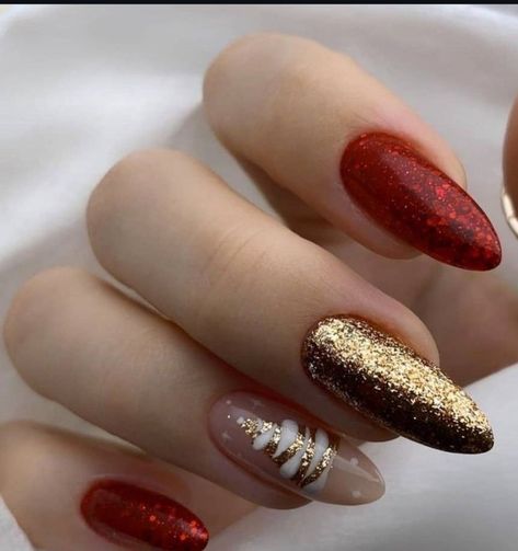 Red And Gold Nails, Beauty Hacks Nails, Red Christmas Nails, Gold Nail, Pretty Gel Nails, Acrylic Nails Coffin Pink, Cute Gel Nails, Christmas Nails Acrylic, New Year's Nails