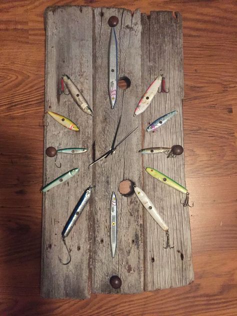 Fishing Lure Decor Ideas, Drift Wood Furniture Ideas, Fishing Rod Decor Ideas, Old Fishing Lures Crafts, Fishing Lure Crafts, Old Fishing Lures Display Ideas, Fishing Decor Ideas, Fishing Lure Decor, Fishing Bathroom