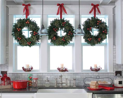 Bring holiday cheer to your kitchen with these Christmas ideas Window Wreaths Indoor, Kitchen Window Wreath, Christmas Host, Classy Christmas Decor, Christmas Wreath Craft, Simple Holiday Decor, Window Wreath, Wreath Indoor, Christmas Window Decorations