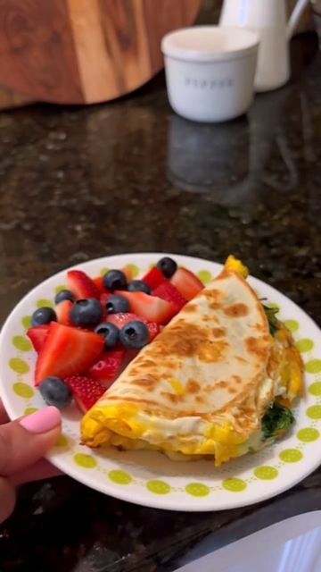 Tortilla Cheese, Healthy Breakfast Wraps, Spinach Eggs, Omlet Recipes, Breakfast Wrap, Breakfast Wraps, Instagram Breakfast, Healthy Breakfast Recipes Easy, Easy Healthy Meal Prep