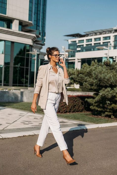 Business Photoshoot Outside, Lifestyle Photography Women, Business Portraits Woman, A Business Woman, Lifestyle Shoot, Business Pictures, Corporate Portrait, Business Photoshoot, Branding Photoshoot Inspiration