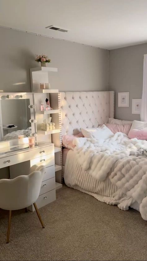 Cozy Girly Room Aesthetic, Cute Teenage Room Ideas, Simple Room Interior Bedroom, Room Decor Simple Small Spaces, Teenage Room Ideas Aesthetic, Anna Schottin Bedroom, Hexagon Room Layout, Big Room Inspo Aesthetic, Room Ideas Girls Teenagers