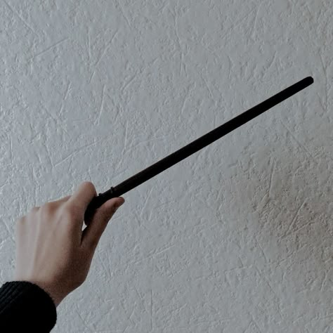 Wand Aesthetic Harry Potter, Justin Russo Aesthetic, Urban Wizard Aesthetic, Harry Potter Wands Aesthetic, Modern Wizard Aesthetic, Evil Wizard Aesthetic, Wizard Dnd Aesthetic, Dnd Wizard Aesthetic, Wizards Of Waverly Place Aesthetic