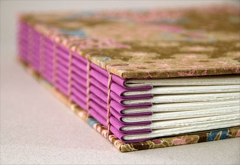 Coptic stitch. Use coloured paper to make a coloured spine, without making the signatures of coloured paper  by Zoopress studio, via Flickr Buku Diy, Homemade Books, Bookbinding Tutorial, Book Binding Diy, Beginner Crafts, Handmade Book, Diy Journal, Handmade Journals, Handmade Books