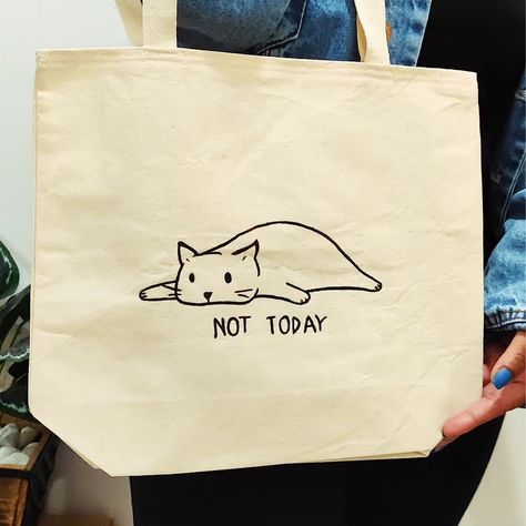 Hoje eu tô só esse gatinho 😹 ✨Ecobag - Gato "Not Today"!!! ✨Material resistente e sustentável. Desenho feito a mão com muito amor ❤️ #presentespersonalizados #ecobags #presentes #presentescriativos #criatividade #desenhodegatinho #desenhodegatinho #bolsaecologica #desenhoamão #lojavirtual #lovecats #catlover #cats Diy Flores, Not Today, Eco Bag, Cat Lover, Tote Bags, Kittens, Two By Two, Tote Bag, Couture