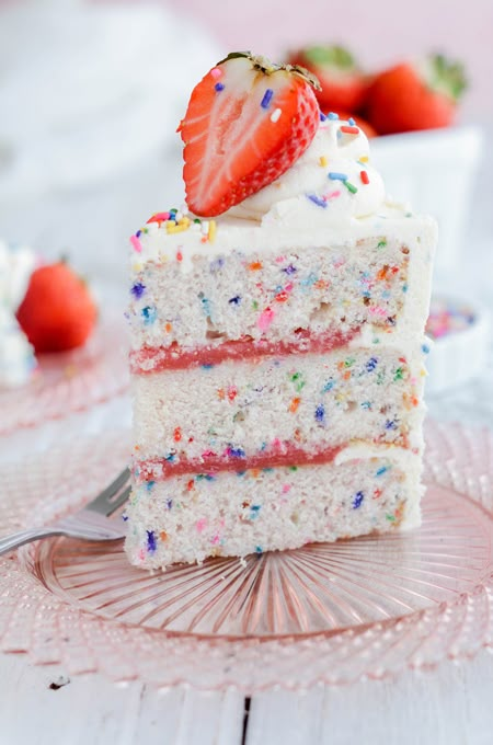 Strawberry Funfetti Cake Mix Recipes, Confetti Cake Filling Ideas, Healthy Confetti Cake, Strawberry Confetti Cake, Strawberry Birthday Cake Ideas, Sprinkle Cake Ideas, Strawberry Funfetti Cake, Cake Flavors And Fillings, Funfetti Birthday