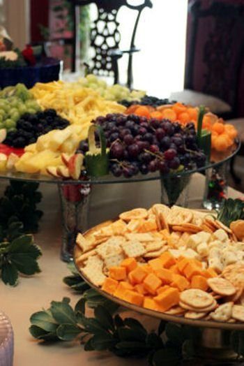 Cheese And Cracker Platter, Cheese And Cracker Tray, Cheese Display, Cheese Trays, Catering Buffet, Cheese And Crackers, Fresh Fruit Recipes, Reception Food, Veggie Tray