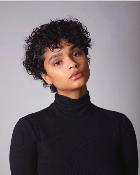 Aiyana Lewis, Curly Pixie Hairstyles, Short Curly Haircuts, Short Curls, Haircuts For Curly Hair, Curly Hair Inspiration, Short Natural Hair Styles, Haircuts With Bangs, Curly Hair Cuts