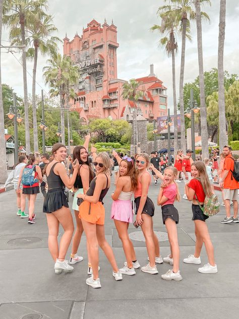 Disney Trip Ideas, Disney Trip Aesthetic, Disney Preppy, Cheer Disney, Cheer Summit, Disney Besties, Dance Team Pictures, Disney Core, Disney Christmas Vacation