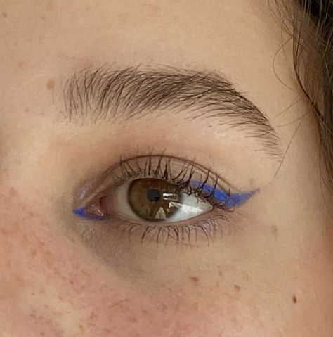 Blue Eye Makeup Eyeliner, Different Color Eyeliner, Cute Colorful Eyeliner, Eyeliner Looks With Color, Simple Colourful Eyeliner, Easy Blue Eyeliner, Blue Eyeliner Aesthetic, Electric Blue Eyeliner, Eye Makeup Blue Eyeliner