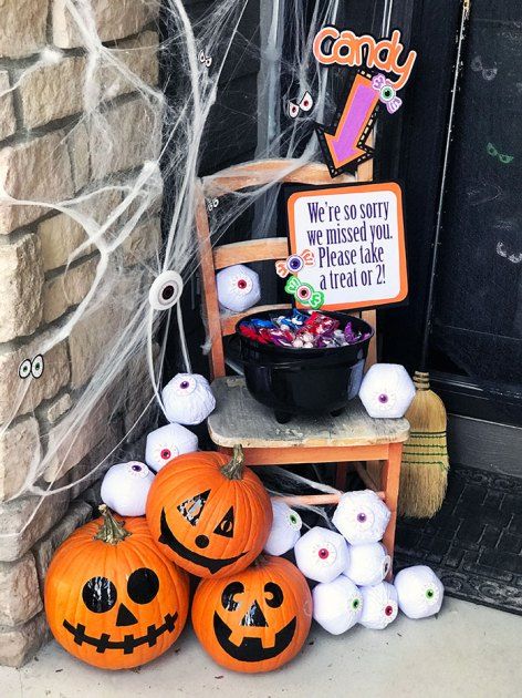 DIY Halloween Front Porch Candy Bucket Decor Pumpkin Bucket Decor, Halloween Candy Table, Halloween Ornament Wreath, Bucket Decor, Diy Halloween Candy, Halloween Candy Bowl, Fun Diy Halloween Decorations, Halloween Chalkboard, Candy Stand