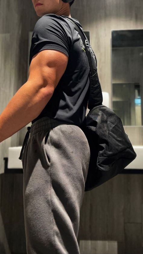 Guy At The Gym Aesthetic, Guy Working Out Aesthetic Gym, Aesthetic Gym Boy Pic, Guys Back Muscles Aesthetic, Gym Boy Aesthetic Dark, Gym Photography, Gym Boy, Gym Guys, Body Photography