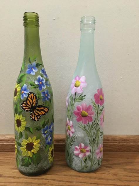 Hand Painted Wine Bottles, Glass Painting Designs, Diy Glass Bottle Crafts, Wine Glass Art, Wine Bottle Art, Glass Bottles Art, Wine Bottle Diy Crafts, Painted Wine Bottles, Diy Bottle Crafts