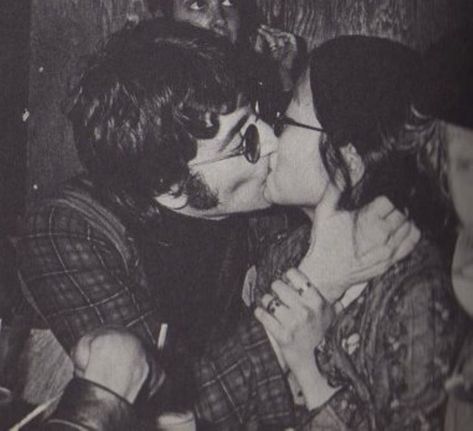 ♡♥John Lennon 33 kisses his personal assistant and young lover May Pang 23 whom Yoko Ono gave John Lennon permission in 1974 to have an affair with - click on pic to see a full screen pic in a better looking black background♥♡ May Pang, John Lennon And Yoko Ono, John And Yoko, John Lennon Yoko Ono, Beatles Girl, John Lennon And Yoko, John Lennon Beatles, Beatles Pictures, Love Me Do