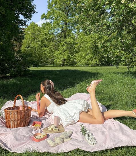 Picnic Ideas Photoshoot, Garden Picnic Photoshoot, Dreamy Picnic Photoshoot, Girly Picnic Aesthetic, Solo Picnic Aesthetic, Picnic Girl Aesthetic, Picnic Theme Photoshoot, Girl Picnic Aesthetic, Picnic Poses Photo Ideas