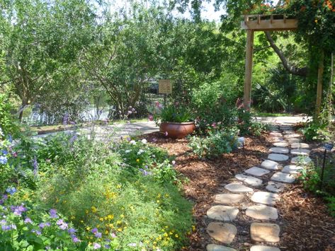 Cottage Backyard, Florida Cottage, Southern Garden, Fine Gardening, Garden Architecture, Backyard Inspiration, Garden Pathway, Landscaping Tips, Backyard Makeover