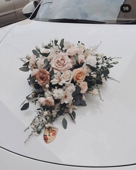 Car Wedding Decoration Ideas, Car Decorations For Wedding Flowers, Bridal Car Flowers, Wedding Car Flower Decoration, Wedding Car Deco, Engagement Stage Decoration, Wedding Calendar, Bridal Car, Wedding Car Decorations