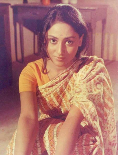 Jaya Bachchan Old Pics, Jaya Bhaduri, Actors Bollywood, Jaya Bachchan, Bollywood Aesthetic, 1950s Fashion Women, Healthy Heart Tips, Old Film Stars, Back Photo