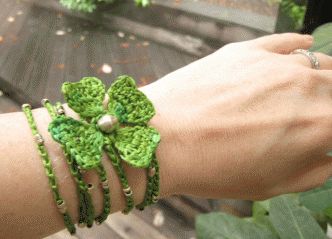 Lucky 4 Leaf Clover Bracelet free crochet pattern - Free Shamrock Crochet Patterns - The Lavender Chair The Lavender Chair, Bracelet Crochet, Confection Au Crochet, Clover Bracelet, Handmade Knitwear, Holiday Crochet, Crochet Bracelet, Pretty Bracelets, Irish Crochet