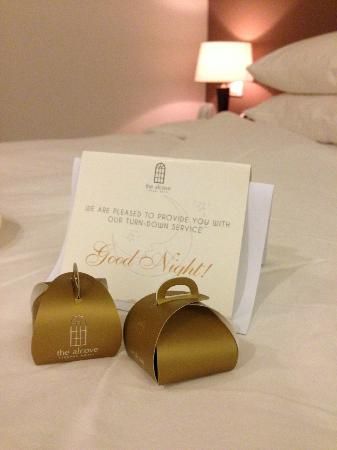 note with chocolate Hotel Amenities Ideas Welcome Baskets, Turn Down Service Ideas, Turndown Service Ideas Guest Rooms, Hotel Turn Down Service Ideas, Hotel Amenities Ideas Guest Rooms Welcome Gifts, Welcome Amenities Hotel Ideas, Hotel Marketing Design, Hotel Minibar, Hotel Chocolate