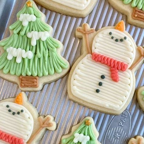 Jessi | Ms Whisk on Instagram: "It’s not looking to be a white Christmas in Ohio this year. A reshare of these Whisk snowmen may be as close as we get to snowmen this December. ⛄️💚 • • #buttercreamsugarcookies #buttercreamcookies #cookiesofinstagram #instacookies #sugarcookies #buttercream #decoratedsugarcookies #buttercreamcookiers #instabaker #inspiredbybuttercream #ohiosmallbusiness #christmascookies #santacookies #snowmancookies" Cutout Cookies Decorated, Christmas Cookie Frosting, Christmas Sugar Cookies Decorated, Buttercream Decorating, Cute Christmas Cookies, December 4th, Festive Cookies, Sunday December, Sugar Cookie Frosting