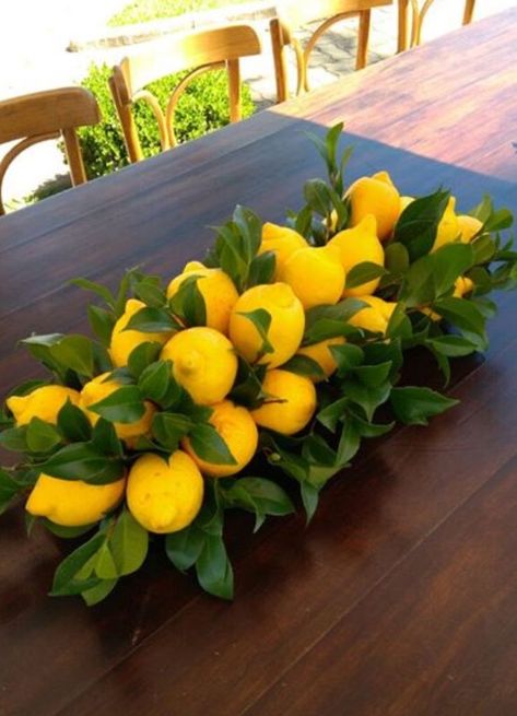 Lemon Table Decor, Lemon Centerpieces, Fruit Centerpieces, Decor Ideas Bedroom, Tafel Decor, Fruit Arrangements, Creative Flower Arrangements, Table Setting Decor, Home Decor Ideas Living Room