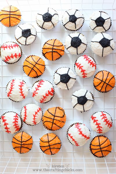 fun cupcakes representing the team sports for the Olympics Ball Theme Cupcakes, Sports Cupcakes, Sport Cupcakes, Sports Theme Birthday, Diy Cupcake, Sports Birthday Party, Dessert To Make, Sport Cakes, Diy Cupcakes