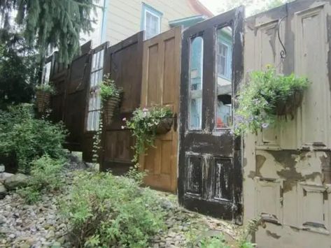 Salvaged Doors, Deco Champetre, Doors Repurposed, Vintage Doors, Plants Growing, Backyard Fences, Old Door, Old Doors, Privacy Fence