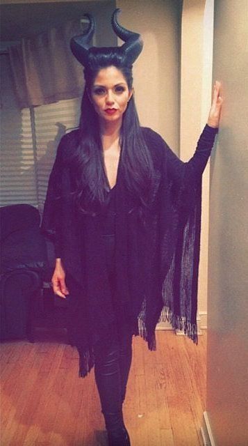 These top 10 costumes for women are sexy and FIERCE Diy Fantasia, Meme Costume, Make Up Diy, Halloweenský Makeup, Maleficent Costume, Popular Costumes, Diy Halloween Costumes For Women, Diy Kostüm, Diy Halloween Costumes Easy