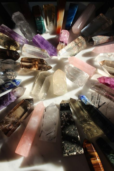 10 Must-Have Crystals for Your Gem Collection - Gem Gossip - Jewelry Blog Collecting Rocks, Gem Gossip, Celebrity Jewelry, Rock Candy, Peanut Butter Cookies, Crystal Collection, High Energy, Crystal Points, Butter Cookies