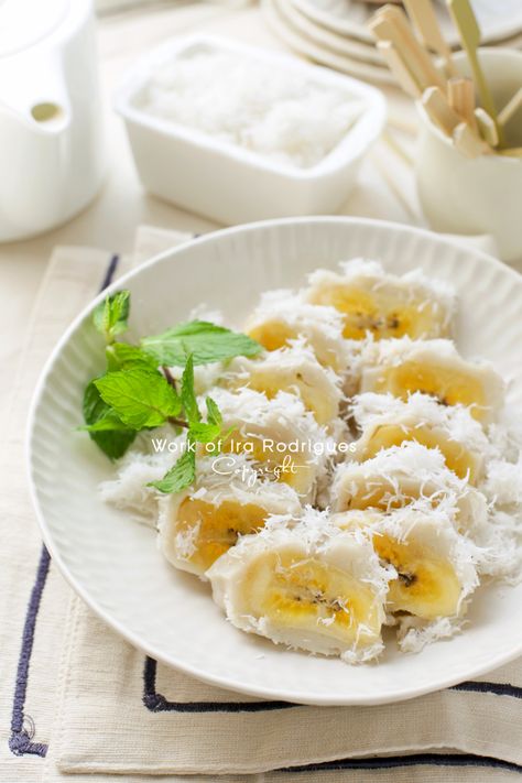 Coconut Banana, Balinese Pisang Rai Balinese Food, Finger Snacks, Bali Coconut, Indonesian Desserts, Asian Spices, Natural Food Coloring, Indonesian Cuisine, Thai Dessert, Banana Coconut