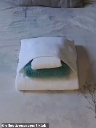 Towels Folding Ideas, Folding Dish Towels, Folding Bed Sheets, Fold Towels Like Hotel, How To Display Towels, Hotel Housekeeping Tips, Folding Bath Towels, Towel Folding Ideas, Fold Hand Towels