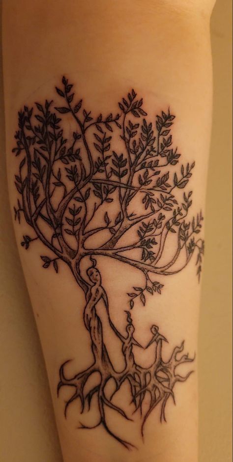 A mother as the tree and her children as the roots, all connected Mother Tree Tattoo, Mom Sleeve Tattoo Ideas, Mutterschaft Tattoos, Baby Footprint Tattoo, Mother Tree, Mother Tattoos For Children, Motherhood Tattoos, Mother Nature Tattoos, Family Tree Tattoo