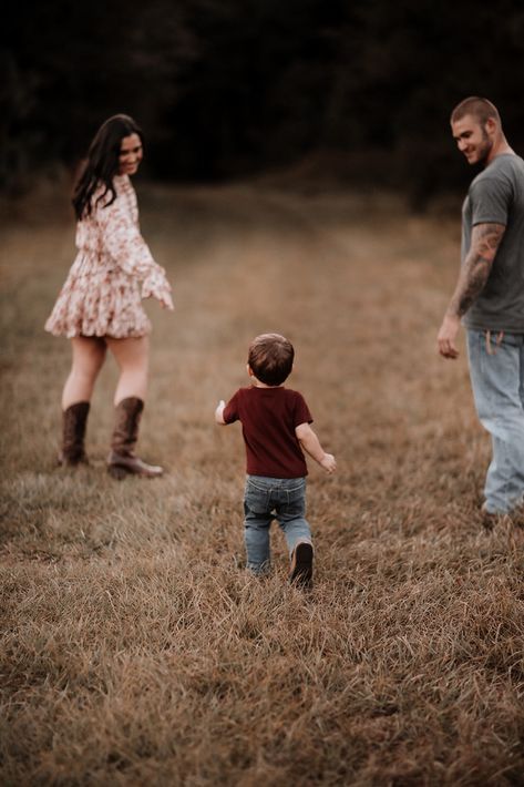 Woodland Family Photos, Family Forest Photoshoot, Woods Family Photoshoot, Amma Photos Hd, Outdoor Family Photos Fall, Fall Photoshoot Family, First Family Photos, Winter Family Photos, Family Photoshoot Poses