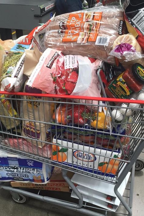 A photo posted by Keith Baker (@keithbakerlxvi) on May 19, 2016 at 1:23pm PDT If you are a Costco regular, you may be familar with all the money-saving Grocery Hacks, Costco Shopping, Shopping Meme, Desain Pantry, Dinner Recipes For Kids, Save Money On Groceries, Easy Healthy Dinners, Grocery Shop, Grocery Lists