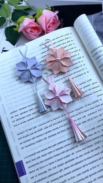 Oragami Bookmark, Book Mark Origami, Cherry Blossom Origami, Plum Blossom Origami, Bookmark Japanese, Butterfly Oragami Book Mark, Oragomi Butterfly Bookmark, Origami Bookmark, Bookmark Craft