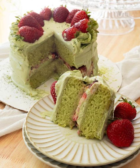 Strawberry Matcha Cake w/ Matcha Whipped Cream Frosting Matcha Rose Cake, Matcha Blueberry Cake, Fresh Fruit Cream Cake, Unique Cake Recipes Creative, Matcha Marble Cake, Matcha And Strawberry Cake, Matcha Tea Cake, Cake Layer Ideas, Matcha Raspberry Cake