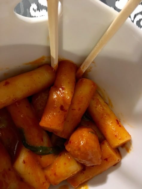 Spicy Rice Cake, Tteokbokki Recipe, Spicy Rice, K Food, Hot And Spicy, Food Drink Photography, Food Drinks Dessert, Food Goals, Snap Food