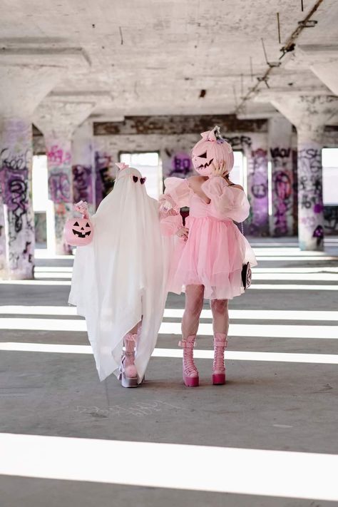 Halloween Pink, Halloween Photography, Pastel Halloween, Halloween Photoshoot, Halloween Photos, Pink Halloween, Cute Halloween Costumes, Creative Halloween Costumes, Halloween Pictures