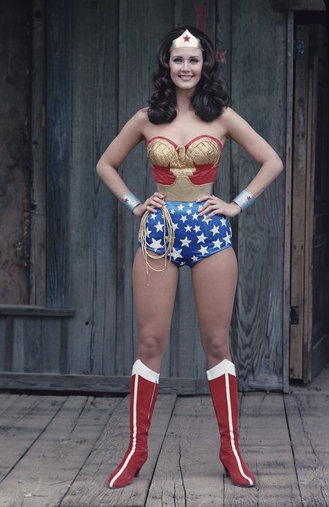 Captain America Cosplay, Linda Carter, Wonder Woman Cosplay, Wonder Woman Art, Celebrity Halloween Costumes, Wonder Woman Costume, Lynda Carter, Gal Gadot, Women's Costumes