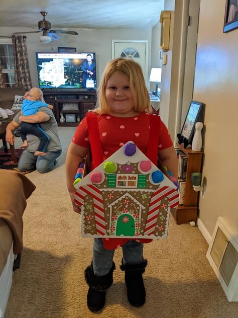 Train Cardboard Box Diy For Kids, Polar Express Cardboard Train Boxes, Train Cardboard Box Diy, Polar Express Box Car Ideas, Diy Polar Express Train Cardboard Boxes, Polar Express Train Box Car Ideas, Polar Express Kid, Cardboard Train, Cardboard Box Diy