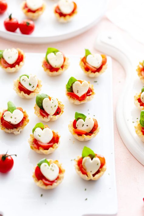 Valentine's Day Appetizer: Caprese Phyllo Cups | Pizzazzerie Valentines Appetizer Ideas, Valentines Day Appetizers, Valentine Appetizers, Valentines Party Food, Fun Foods To Make, Baked Appetizers, Dip Recipes Appetizers, Awesome Appetizers, Phyllo Cups