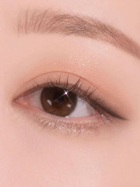 Korean eyeliner look tutorial Korean Eyes No Makeup, Natural Makeup Eyeliner Look, Simple Asian Eye Makeup Natural, Natural Asian Eye Makeup, Cute Simple Eye Makeup Looks, Simple Asian Eye Makeup, Almond Eye Makeup Asian, Puppy Eyeliner Korean, Eye Makeup Brown Eyes Natural