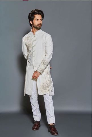 India Fashion Men, Mens Traditional Wear, Indian Wedding Clothes For Men, Boys Kurta Design, Wedding Kurta For Men, Groom Dress Men, Wedding Dresses Men Indian, Sherwani For Men, Kurta Men